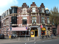 819948 Gezicht op de voorgevel van het pand Poortstraat 104 (Bakkerij Verhoeff) te Utrecht.N.B. Rond 1900 startte E. ...